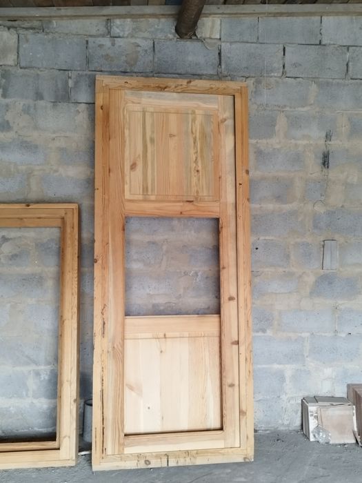 Продам двери и оконную раму