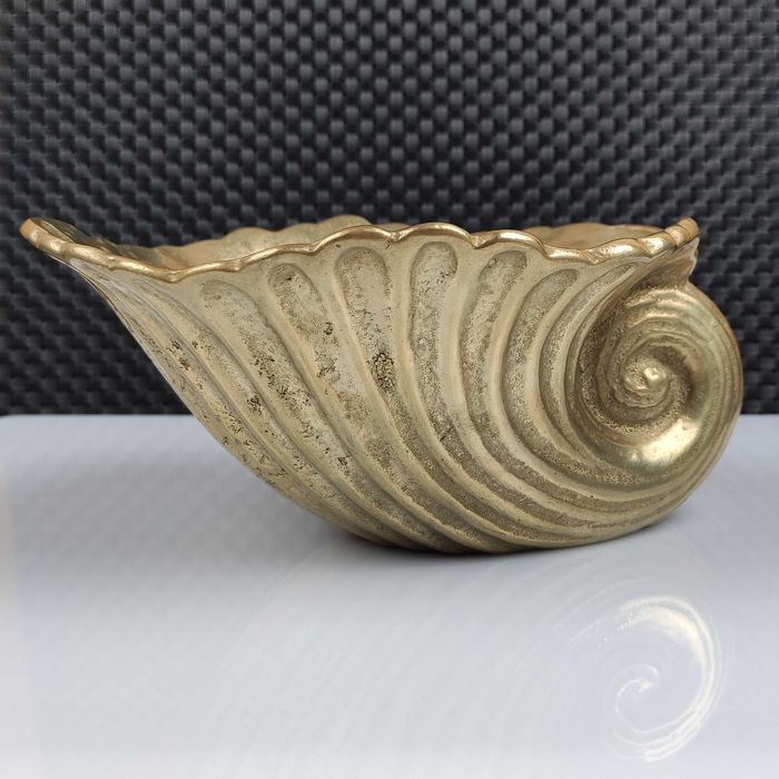 Масивна бронзова декорация