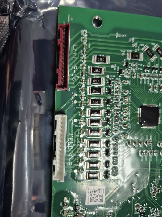 Vând placă BMS originală pentru baterii Dyness. Este versiunea hardware noua compatibila cu VICTRON