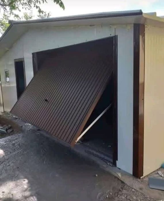 Vand garaj auto pe structură metalică învelit cu panouri sendviș