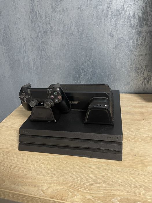 Vand ps4 pro 1T utilizat