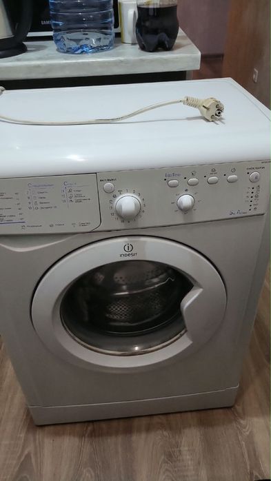 Стиральная машина Indesit IWSB5093