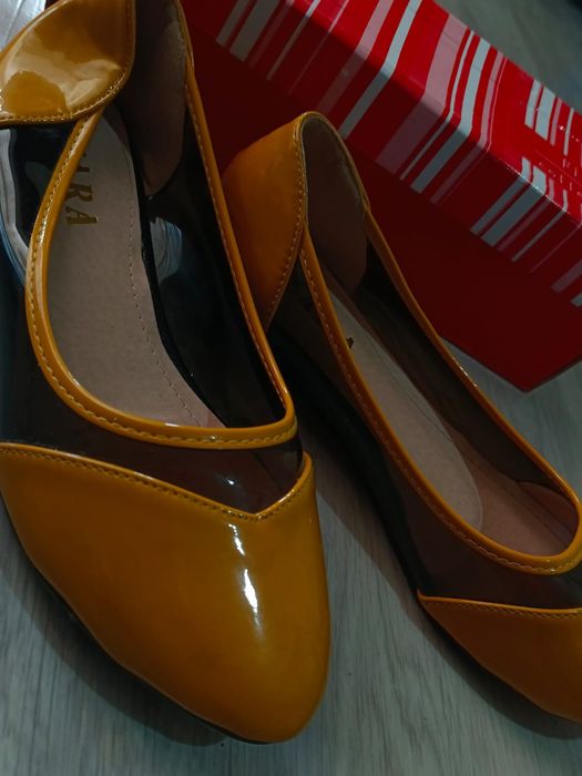 Жёлтые босоножки