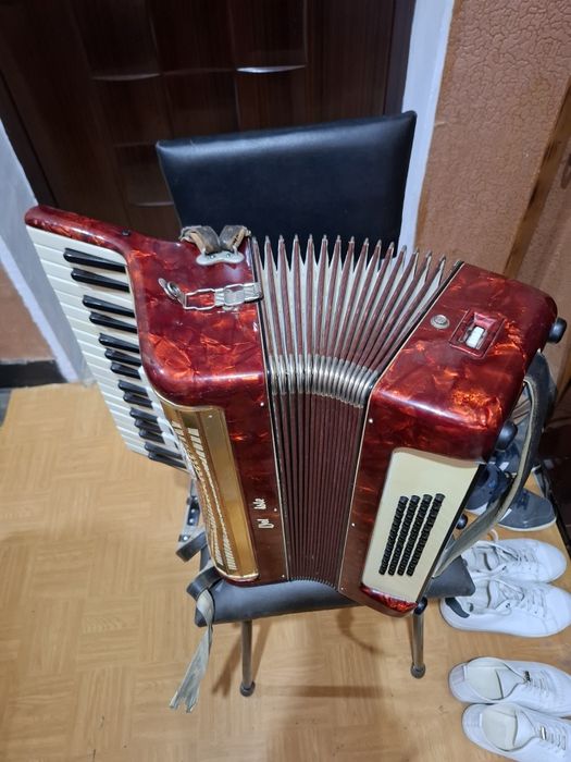 Продавам акордеони- два броя. Всеки по 160 евро.