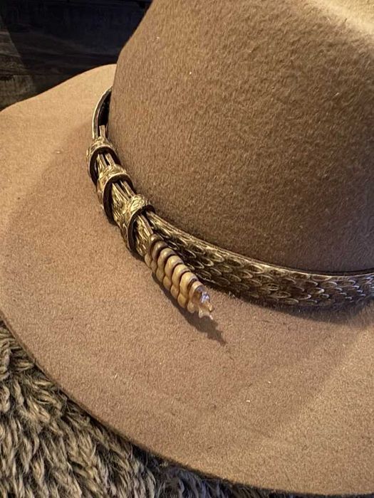 Ръчно изработена шапка - има следи от употреба