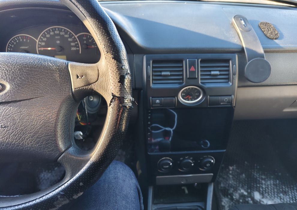 Продам приору машину