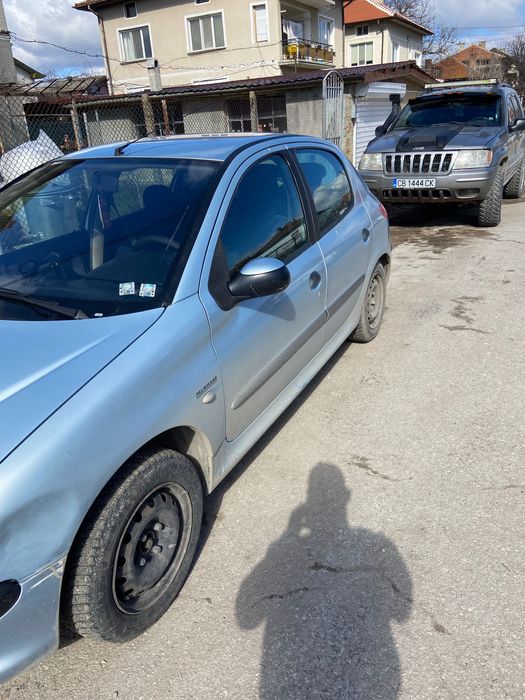 Продавам колата си поради проблеми