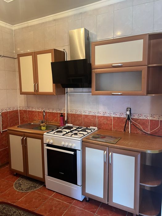 Кухонный гарнитур с вытяжкой и раковиной — в отличном состоянии