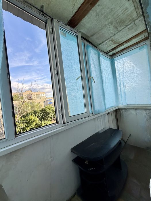 Продам 2 комн квартиру район школьник