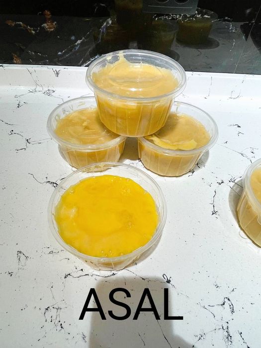 Asal sotiladi narxi 150 000 sum kungi boqar gulni asali.  Rasiski asal