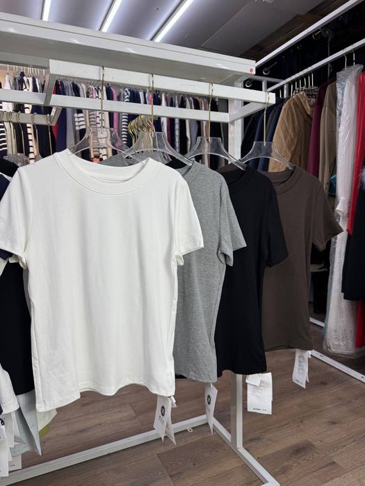 Женские люксовые кофты и футболки