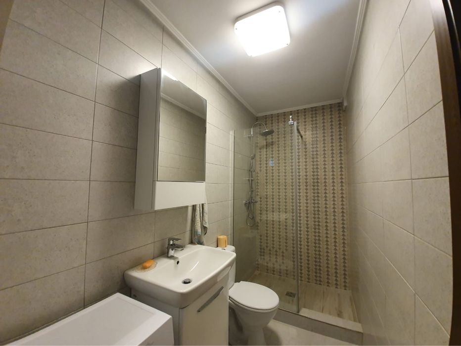 Inchiriez casa Lacul Tei