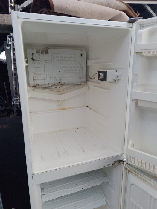 Хладилник с фризер.