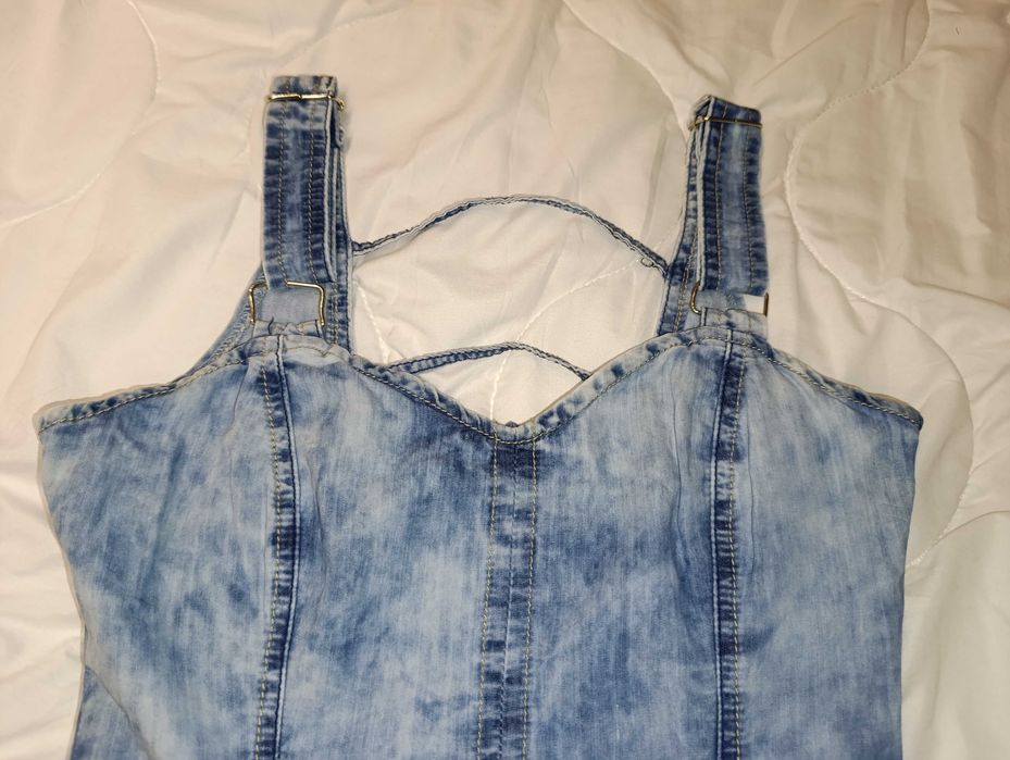 Дънкова рокля с презрамки и интересен гръб