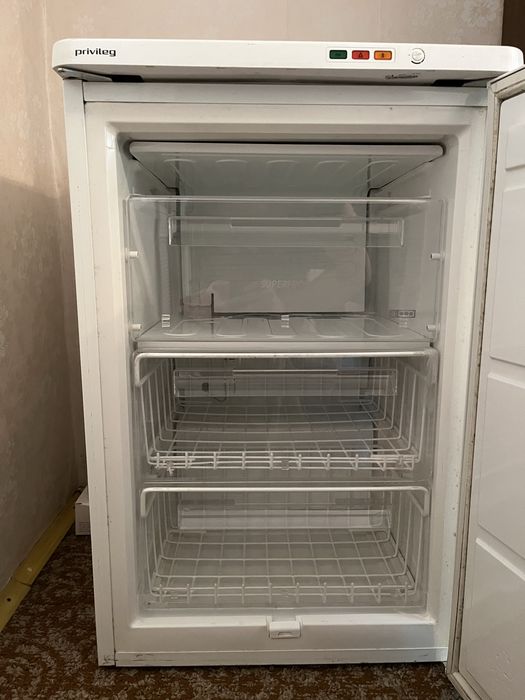 Продавам хладилен фризер