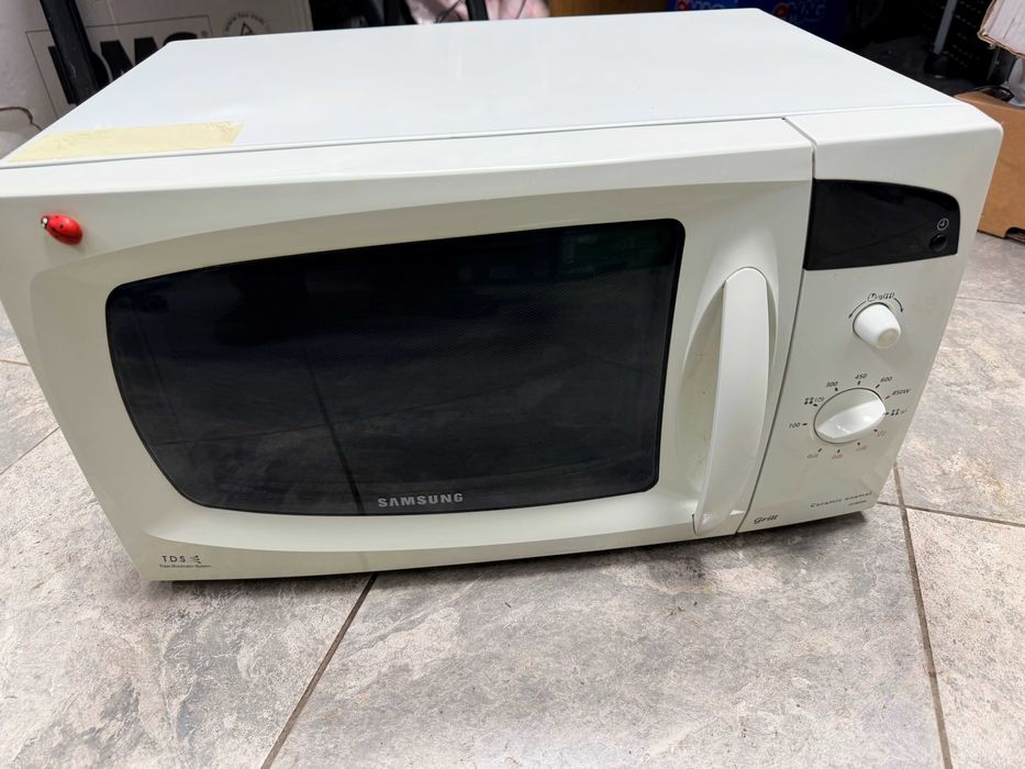 Микровълнова фурна Samsung  с грил , 850 W, 23 Литри