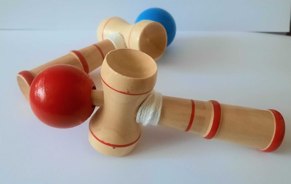 Kendama (albastra sau rosie )
