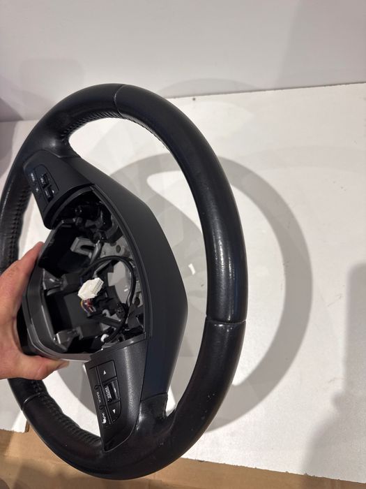 Mazda 3 кожен волан Мазда 3