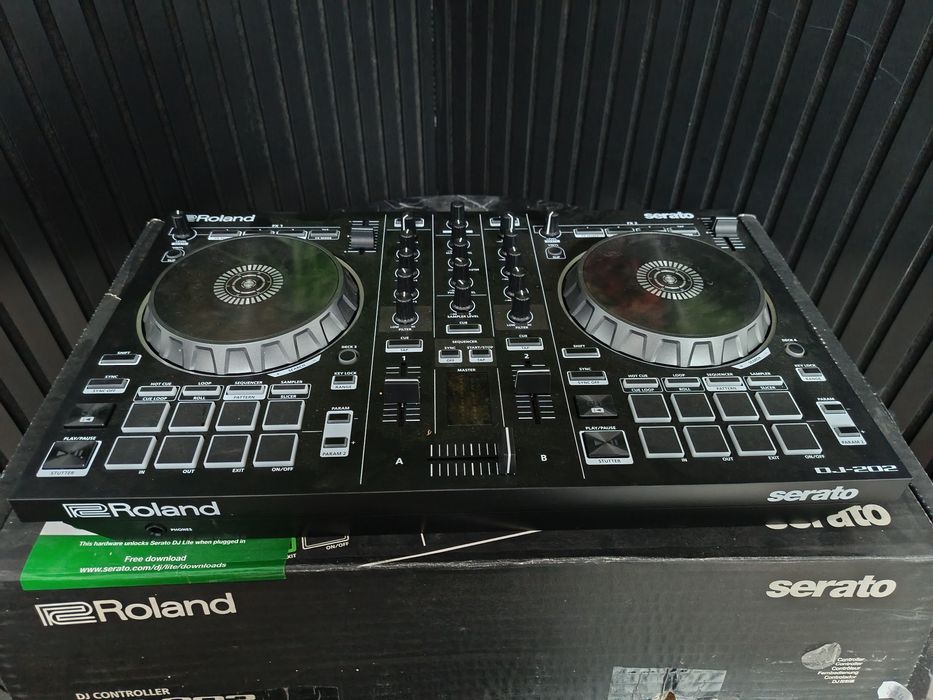Noble Amanet - Consolă DJ - Mixer Roland DJ-202. - Ca NOU