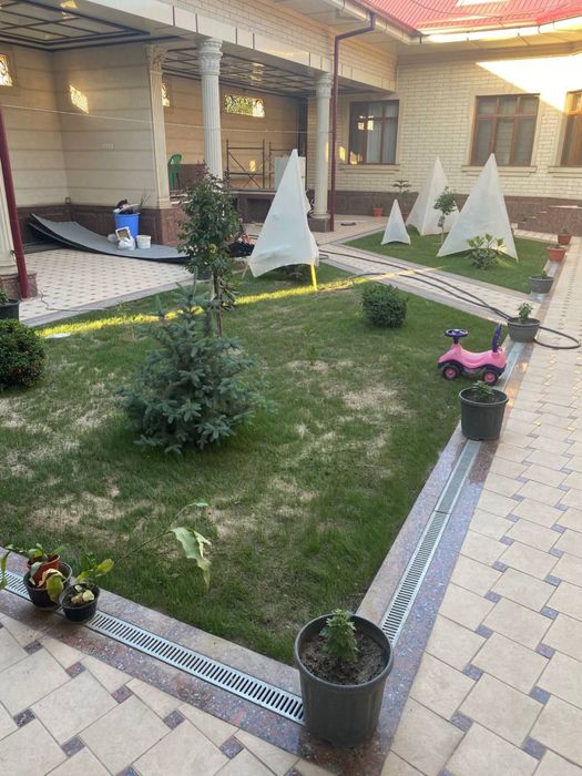 Брусчатка ва газон орасига бардюр орнига дренаж латок+копког