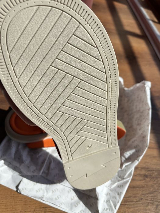 Сандали в оранжево