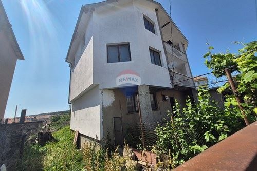 Самостоятелна къща в град Аксаково