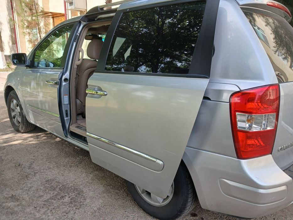 Kia Carnival sotiladi 2,9 turbo dvigatel