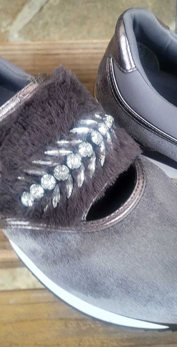 Спортни сиви сникърси с камъни