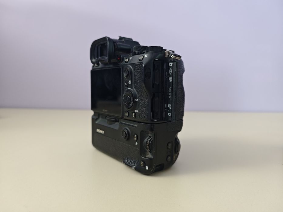 Sony A7III + Оригинален грип + 2 батерии Sony