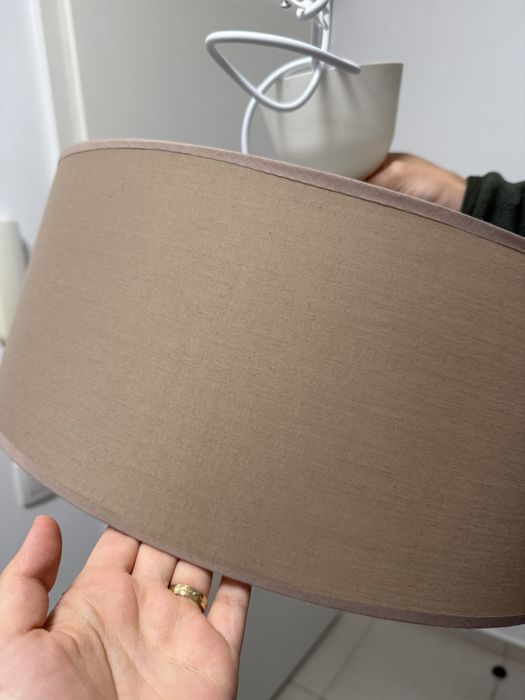 Lustră modernă cu abajur bej + 3 becuri LED – stare excelentă