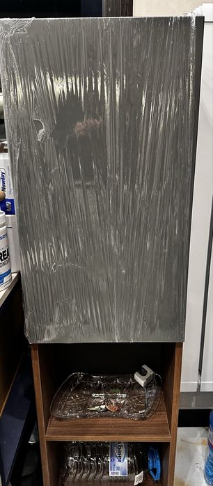 Висок шкаф чисто нов