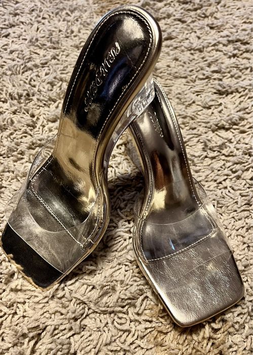 Papuci noi cu talpa transparenta