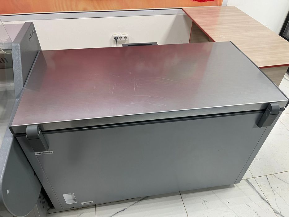 Две холодилные витрины и морозилник 380 L