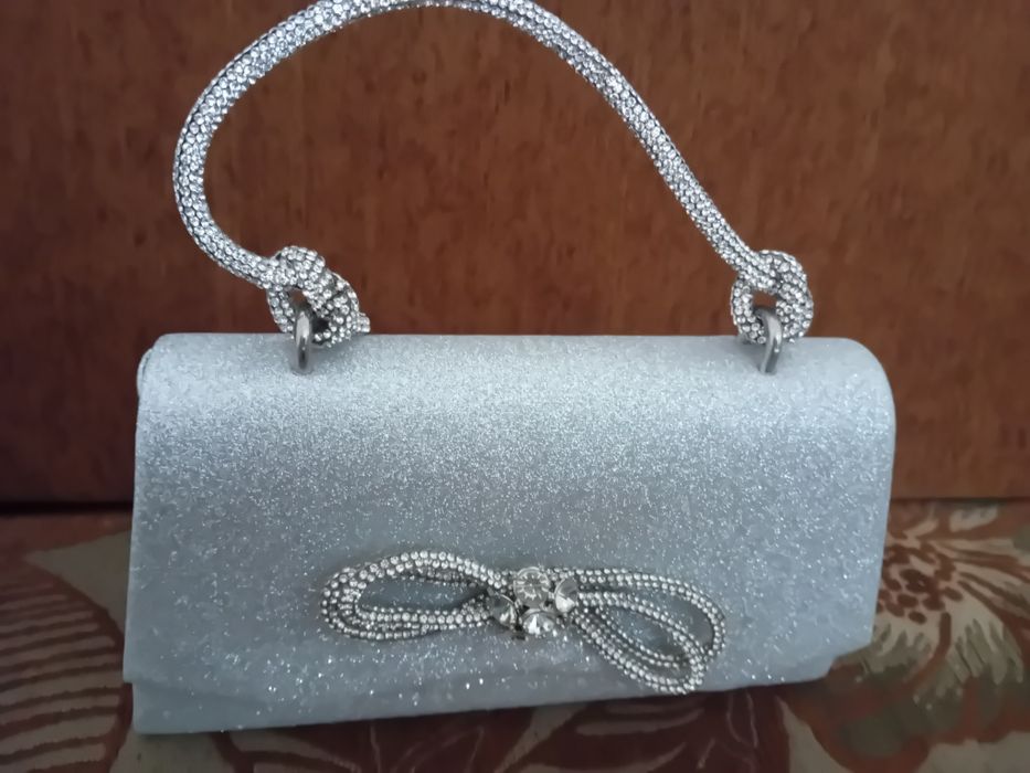 Дамска чантичка, подходяща за различни поводи