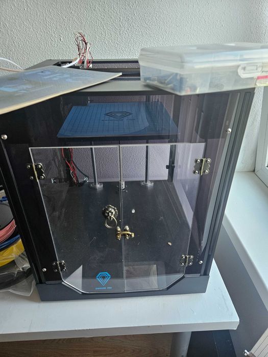 Vând imprimantă 3D Twotrees SP-3 Sapphire Pro CoreXY, cu carcasă/enclosure — uși frontale, panouri laterale și spate.