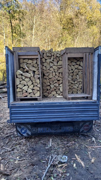 Lemne de foc tăiate sparte pregătite pentru sobe, șeminee si centrale