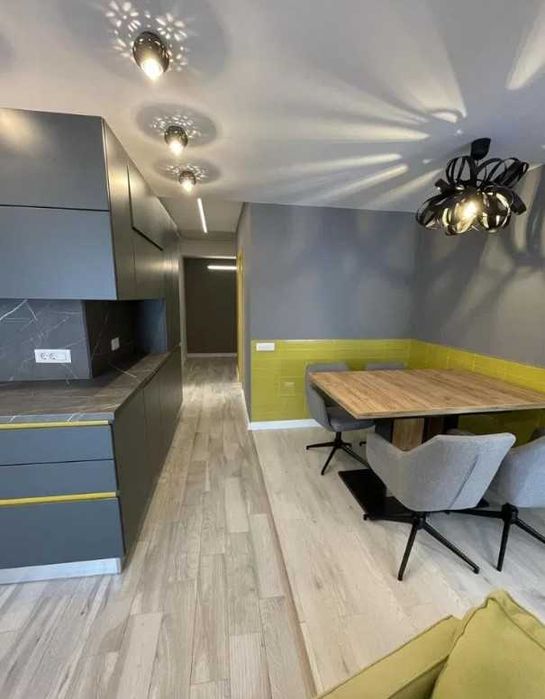 Дава се под наем Тристаен апартамент в Бургас, Изгрев - 110 кв.м за 510 € - Снимка #1