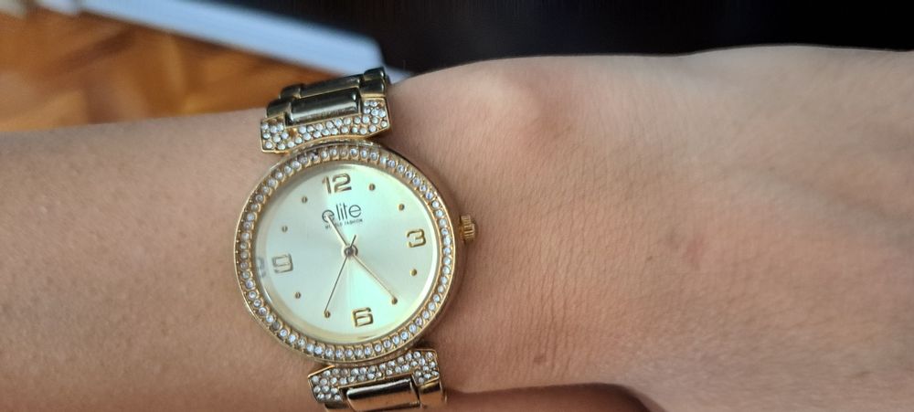 Elite дамски златист часовник с камъни