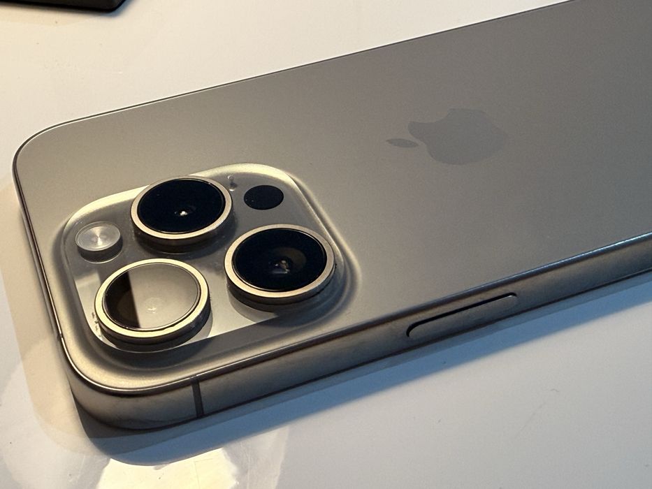 Iphone 16 pro max si Iphone 15 pro
