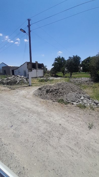 Курилиши тугалланмаган 8 сутихли учаска сотилади. Нархи жойида келишил