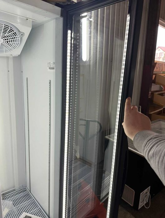 Vitrina Frigorifica Ingusta cu 2 usi/ +2 +8C/90x74x200cm/ NOU