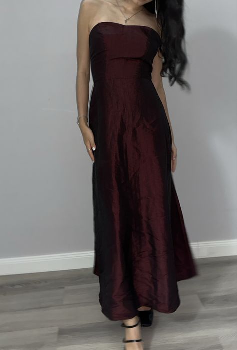 Вечернее бордовое платье