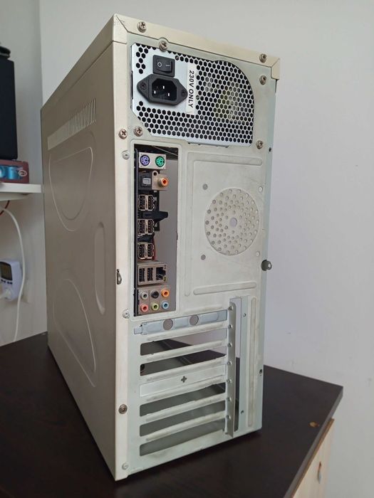 Настолен компютър за офис/уроци/филми/социални мрежи