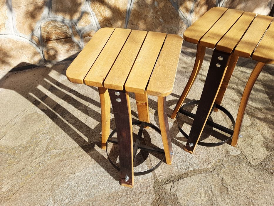 Дървена маса и табуретки от стара дъбова бъчва.