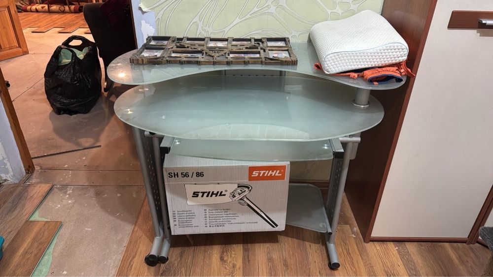 Отдам бесплатно стол компьютерный и диван