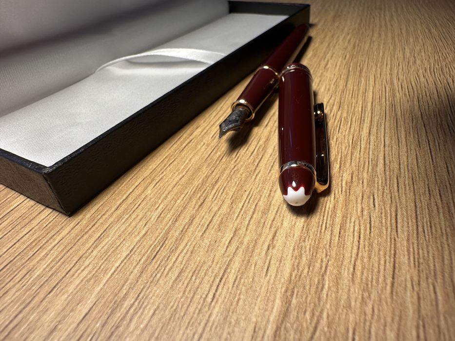 Stilou Mont Blanc visiniu, penita aurie si argintie, fountain pen