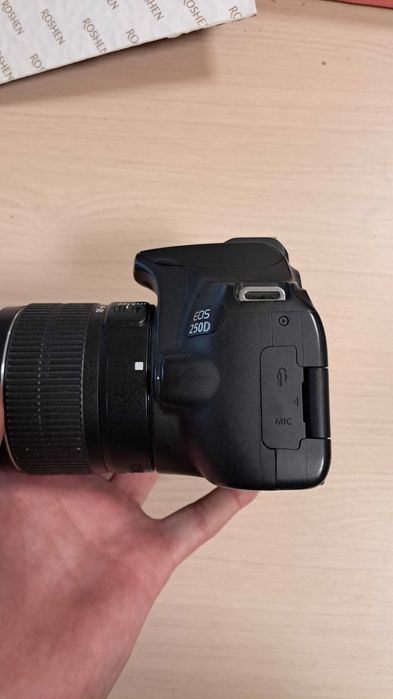 Canon EOS 250d + Obiectiv Canon de Kit 18-55mm f/3.5-6.3