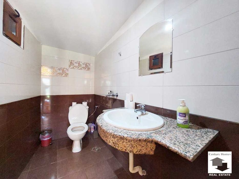 116249 Къща с 8 спални, механа и добре аранжиран двор в с. Емен