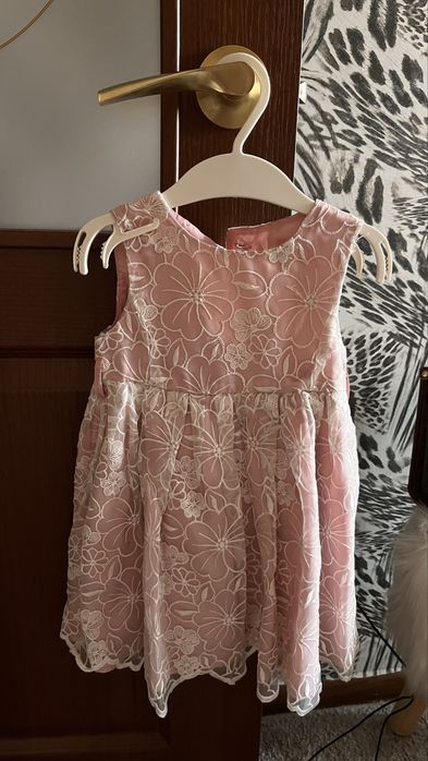 Платья на девочку , каждое по 2000, красное-3000