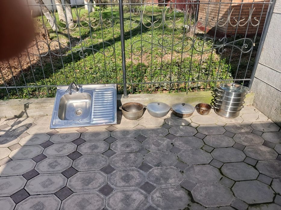 Казаны для приготовления пищи.